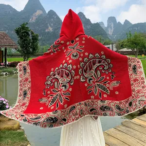 Detaillierte Rückansicht eines roten Paisley-Jacquard-Kapuzenschals mit floralen Mustern