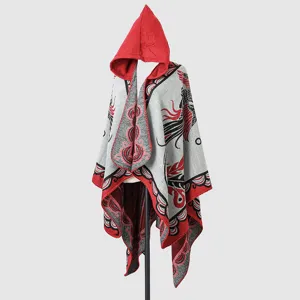 Grauer Kapuzenponcho im Ethno-Stil mit auffälligen roten und schwarzen Ornamentmustern