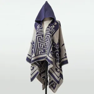 Detailansicht eines weichen gestrickten Kapuzenschals mit blauen geometrischen Mustern