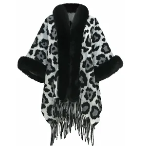 Edler Strickponcho mit Leopardenmuster, schwarzem Kunstfellkragen und Fransenquasten