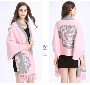 Detailansicht eines rosa-grauen Jacquard-Strickschals mit Pfingstrosenmustern und Fransen