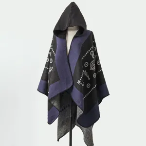 Detailansicht eines ethnischen Strick-Ponchos mit Kapuze und geometrischen Mustern