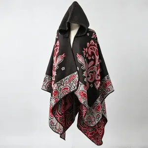 Detailansicht eines Paisley-Kapuzenschals mit warmem Jacquard-Stoff für Damen.
