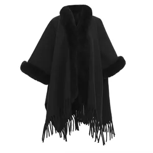 Eleganter schwarzer Strickschal für Damen mit weichem Kunstpelzkragen und schicken Quasten
