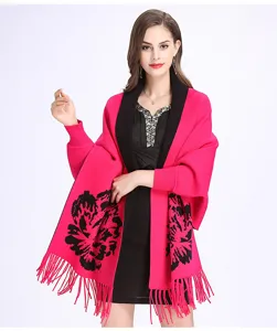 Detailansicht des fuchsiafarbenen Strickschals mit schwarzem Jacquard und Fransen