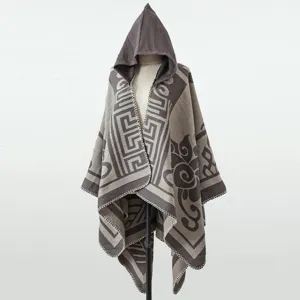Böhmischer Kapuzen-Strickponcho mit geometrischem Muster für Herbst und Winter