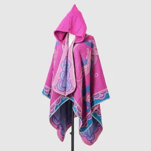 Detailaufnahme des fuchsiafarbenen Kapuzenponchos mit ethnischen Jacquard-Mustern und Nähten