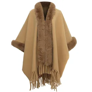 Eleganter kamelfarbener Strickponcho mit luxuriösem Kunstpelzkragen und Fransen am Saum.