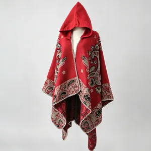 Detailansicht eines modischen roten Paisley-Jacquard-Ponchos mit Kapuze für Damen im Herbst