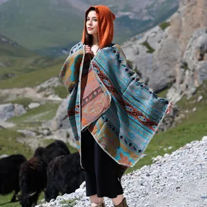 Bohemian Kapuzenponcho-Mantel mit ethnischen Mustern für Outdoor-Reisen und Wärme im Winter