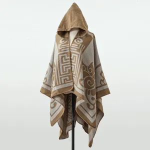 Vorderansicht eines gestrickten Kapuzenponchos mit geometrischem Muster auf einem Mannequin