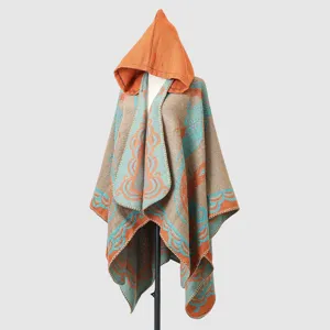 Detail des ethnischen Kapuzenponchos aus warmem Strick für Winterreisen.