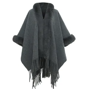 Eleganter dunkelgrauer Strickponcho mit Plüsch-Kunstfellkragen und modischen Fransen