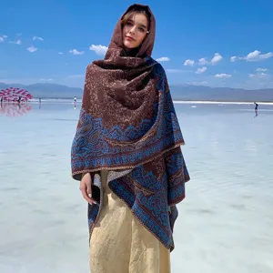 Chal bohemio con capucha y estampado de cachemira azul en un paisaje de lago salado