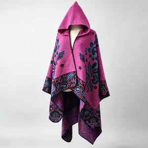 Detailansicht des floralen Paisley-Musters auf einem warmen Kapuzenumhang-Poncho.