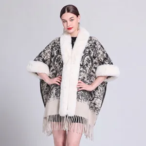Vollansicht eines eleganten Strickschals mit weißem Pelzkragen und Paisleymuster