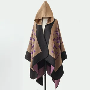 Ethno-Boho-Strickponcho mit Kapuze und lila Blumenmustern für Damen im Winterurlaub