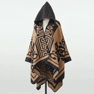 Detailansicht eines gestrickten Kapuzenponchos mit geometrischen Mustern für Herbst