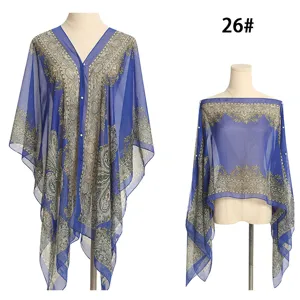 Blauer Chiffon-Strandschal mit Paisleymuster, zwei Tragevarianten und Perlenknöpfen.