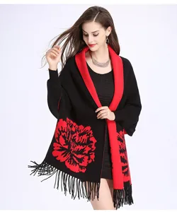 Detailansicht eines eleganten Jacquard-Schals mit Quastenfransen und Pfingstrosenmuster