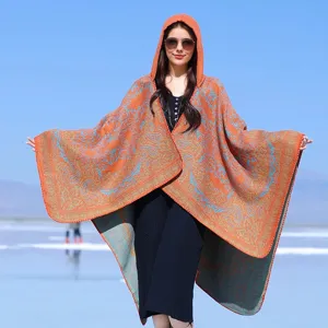 Elegante poncho con capucha y motivos de cachemira para viajes al aire libre en naranja