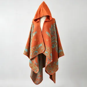 Eleganter orangefarbener Paisley-Jacquard-Kapuzenponcho mit weicher Textur und Stil