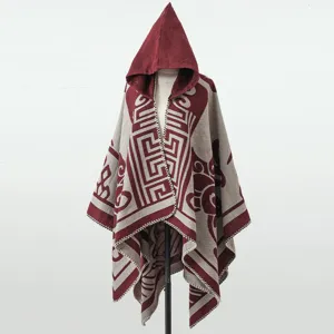 Gemütlicher Kapuzen-Poncho mit böhmischem geometrischem Muster und Stricktextur