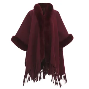 Detailansicht eines weinroten Strickschals mit weichem Kunstpelzbesatz und elegantem Fransen-Saum