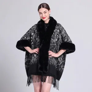 Detailansicht eines eleganten Strickschals mit Pelzkragen und Fransen