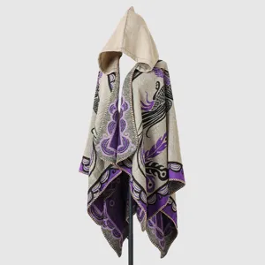 Dickes Winter-Poncho mit Kapuze und lila Bohème-Muster auf beigem Strickstoff