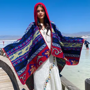 Detailaufnahme eines Ethno-Ponchos mit Kapuze, kräftigen Farben und dicker Textur