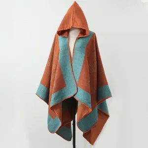 Herbst-Winter Strickponcho mit Kapuze in Orange und Blaugrün auf Schaufensterpuppe