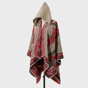 Detailansicht Damen Kapuzen-Strickponcho mit rotem Ethno-Phönix-Muster für den Winter