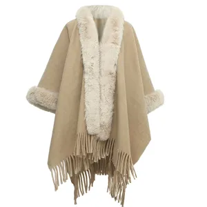 Nahaufnahme des khakifarbenen Strickschals mit weichem Kunstfellkragen und Fransen