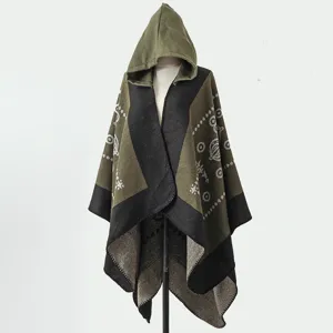 Ganzkörperansicht eines Boho-Strickponchos mit Kapuze und Ethno-Muster auf Mannequin
