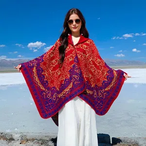 Chal rojo con capucha y estampado de cachemira, usado en el lago salado de Chaka