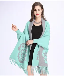 Eleganter jacquard-gestrickter Schal in Mintgrün und Grau mit Quasten und Ärmeln für Winter