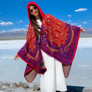 Poncho con capucha rojo bohemio con motivos étnicos para viajes y fotos en el lago.
