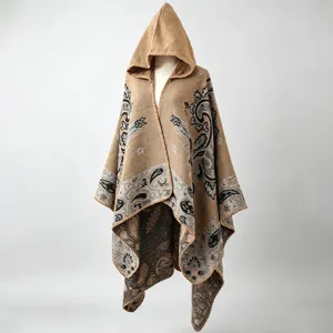 Detailansicht eines böhmischen Kapuzenponchos mit Paisley-Jacquard-Muster