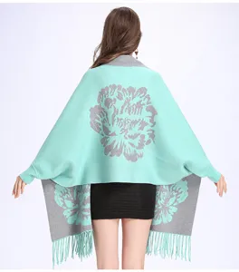 Detailansicht der Rückseite: mintgrüner Jacquard-Blumenschal mit eleganten Fransen