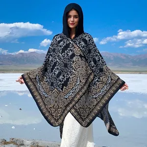 Poncho con capucha y estampado paisley étnico, ideal para conjuntos de viaje