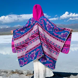 Detaillierte Rückansicht eines bunten Boho-Ponchos mit Kapuze für warme Winterreisen