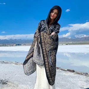 Poncho con capucha de estilo étnico usado en el lago salado de Chaka