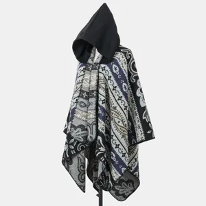 Ethno-Stil Kapuzenponcho mit Paisley-Muster für wohlige Wärme im Winterurlaub