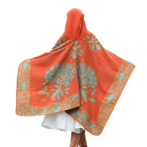 Bohemiarandiges, oranges Kapuzen-Poncho mit Paisley-Jacquard-Muster und Strick.