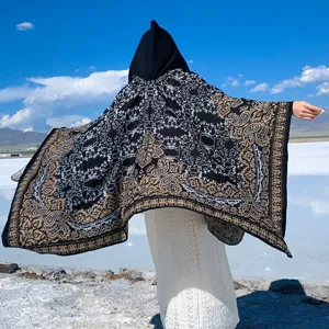 Vista trasera de un poncho con capucha y estampado de cachemira en un lago salado