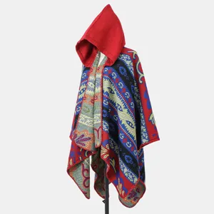 Böhmischer Kapuzen-Poncho-Schal mit lebhaften ethnischen Mustern für winterliche Wärme