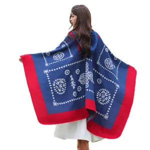 Bohemian blau und rot gestrickter Kapuzen-Poncho-Schal mit Ethno-Mustern für Herbst und Winter
