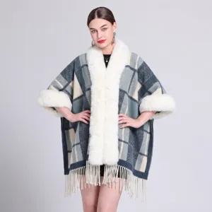 Detailansicht eines Damen-Strickponchos mit Karomuster, Kunstfellkragen und Fransen