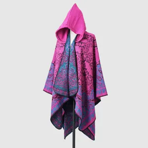 Detalle completo del poncho bohemio con capucha y vibrante patrón de cachemira en maniquí